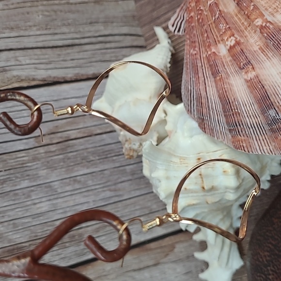 18KT GOLD PLATED TWISTED GEOMETRIC DANGLE EARRINGS - Picture 4 of 7